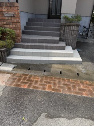 千葉県大網白里市T様邸で玄関タイルを貼り換えました。