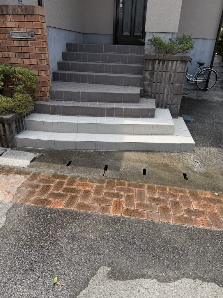 千葉県大網白里市T様邸で玄関タイルを貼り替えました。