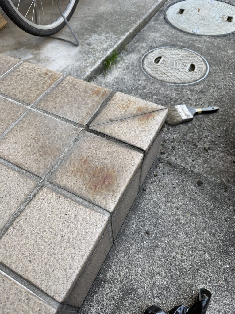 千葉県D様宅で剥離した玄関タイルを補修しました。