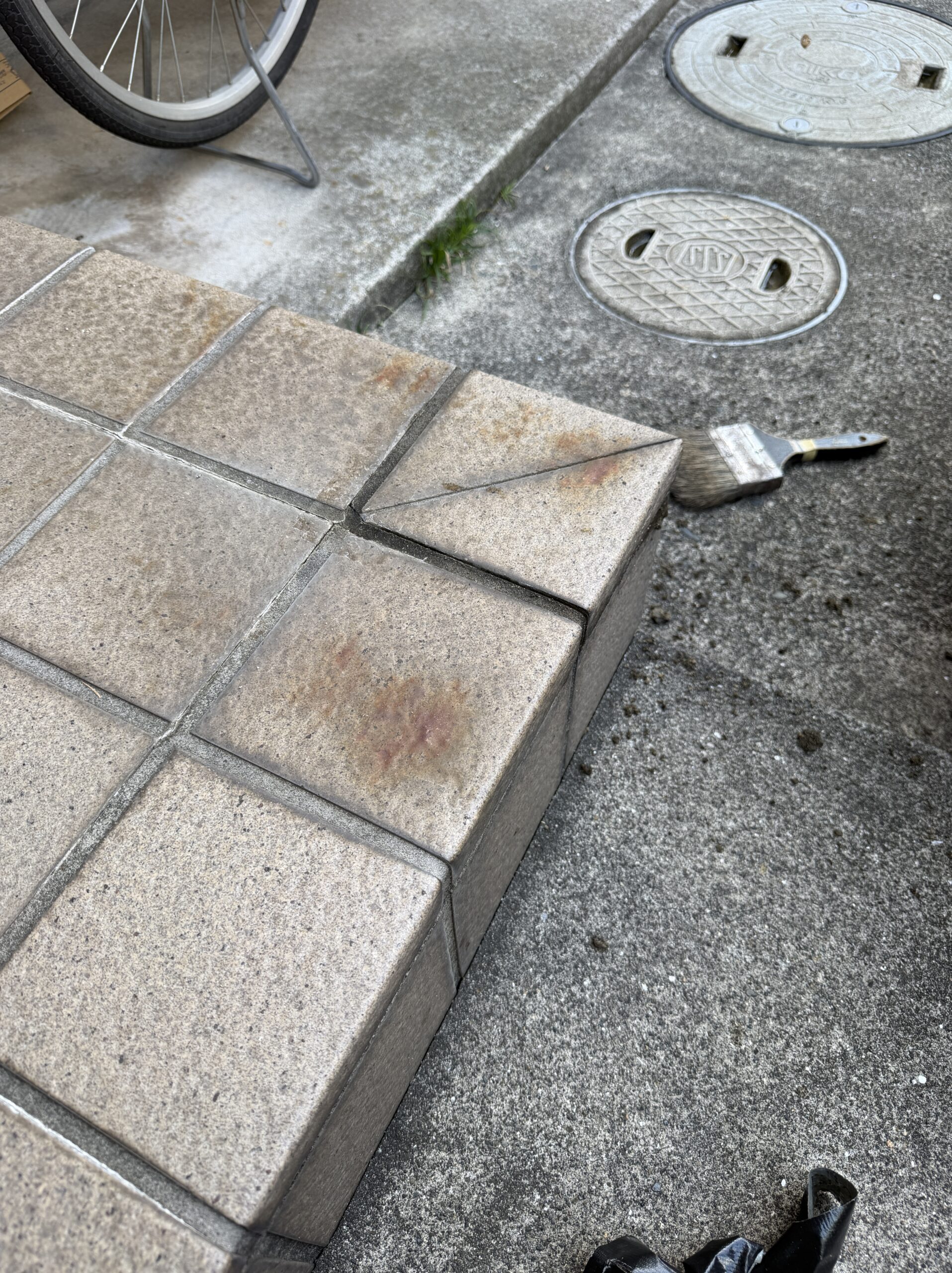 千葉県D様宅で剥離した玄関タイルを補修しました。