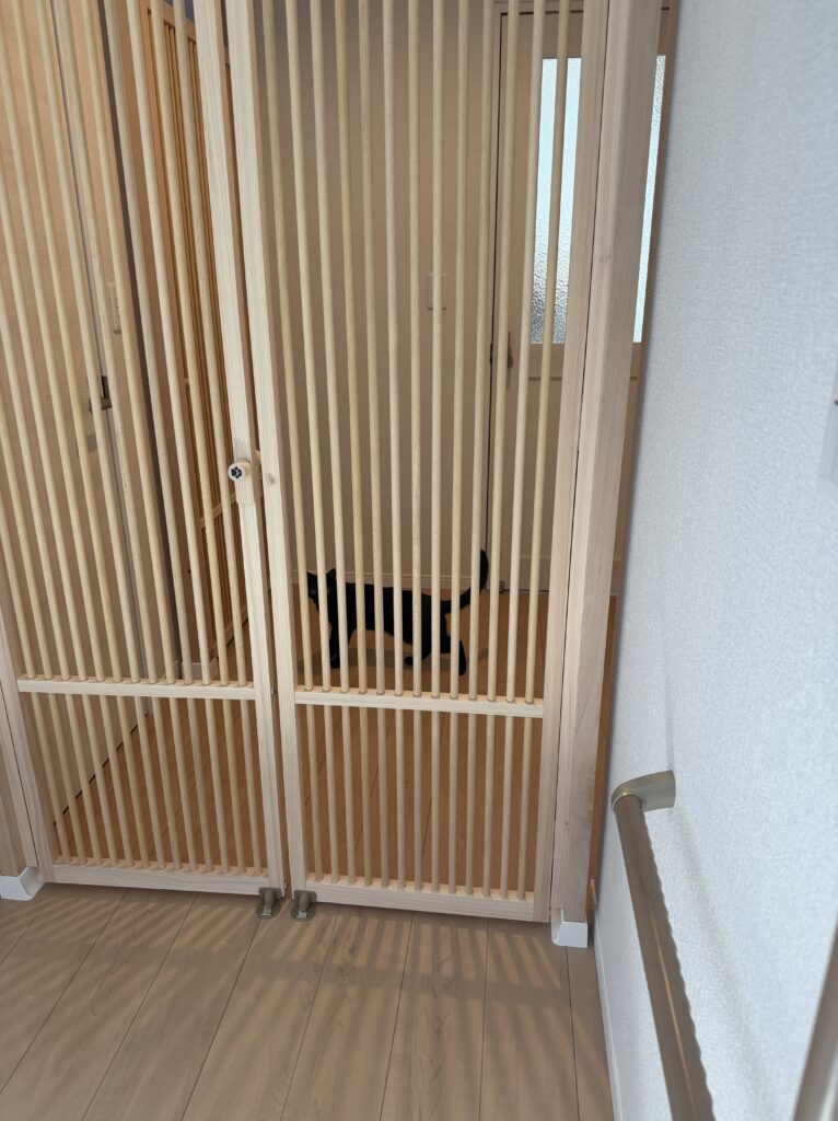 千葉県四街道市S様邸でねこ工房製にゃんが-ど2台取り付けました。