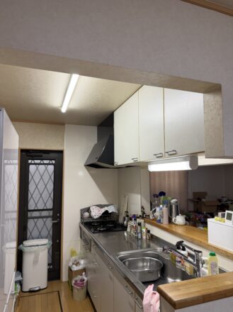 千葉市若葉区A様邸で台所の照明2台をLEDに交換しました。