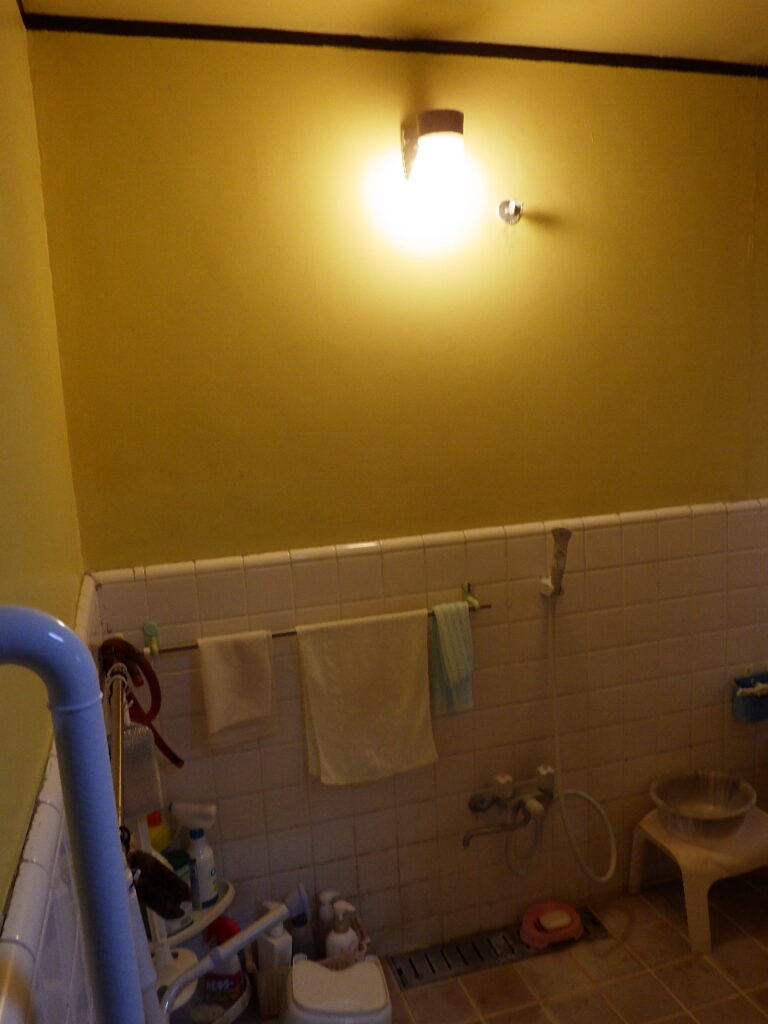若葉区N様邸浴室照明交換