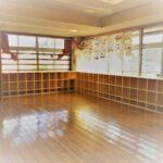 幼稚園のロッカーに木の温もりを