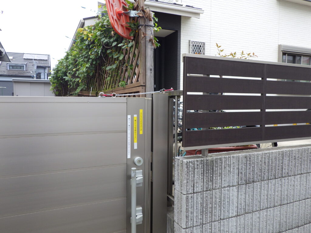 保育園の門扉に鍵取付工事