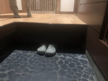 千葉県H様宅で玄関廻りの塗装工事を行いました。