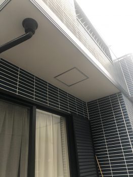 穴が見えなくなった屋根下